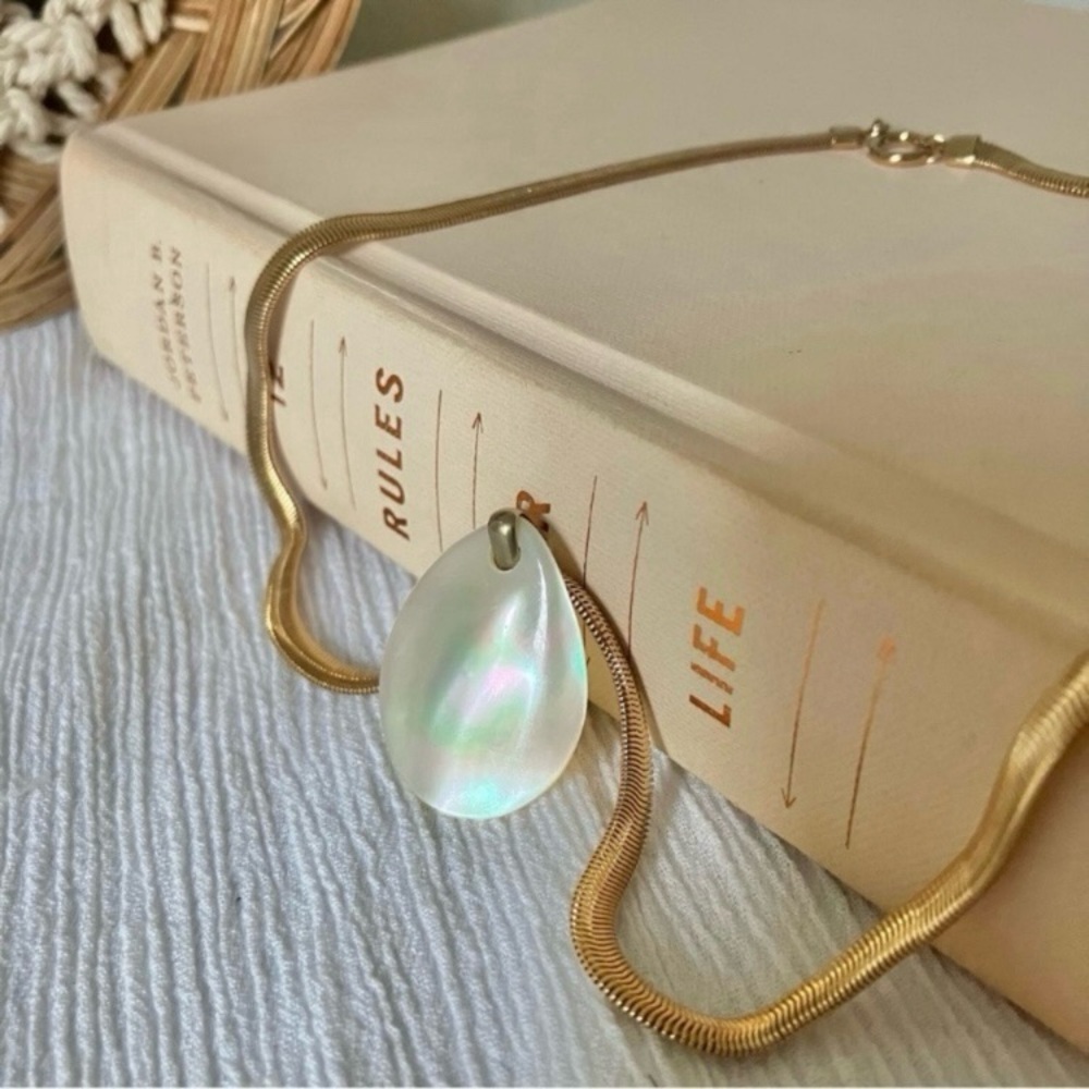 Mother of Pearl Teardrop Pendant Necklace Vintage “Calypso” 18” Gold Snake Chain
